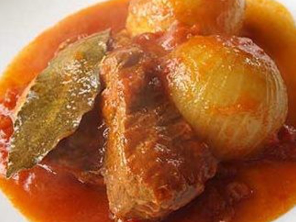 Spezzatino di maiale, cipolline e mele cotogne