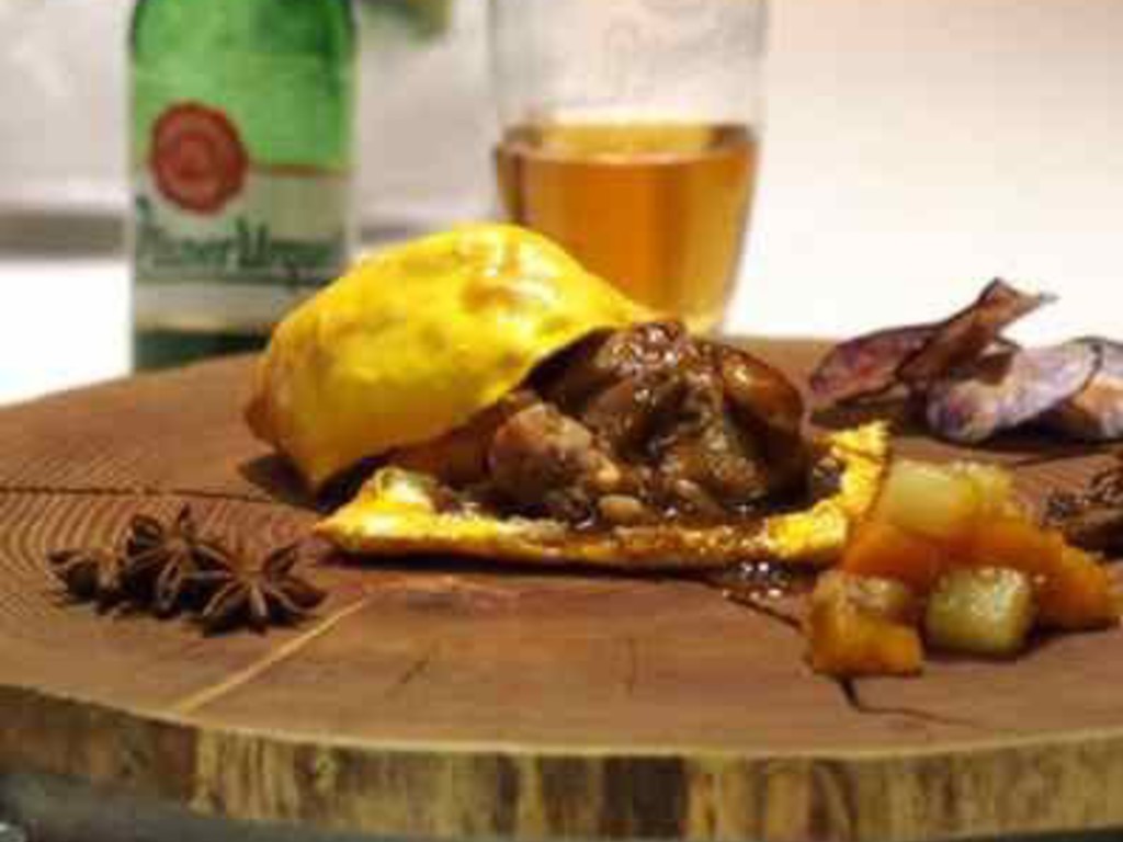 Stinco di maiale in crosta di kamut, cotto nella birra e anice stellato