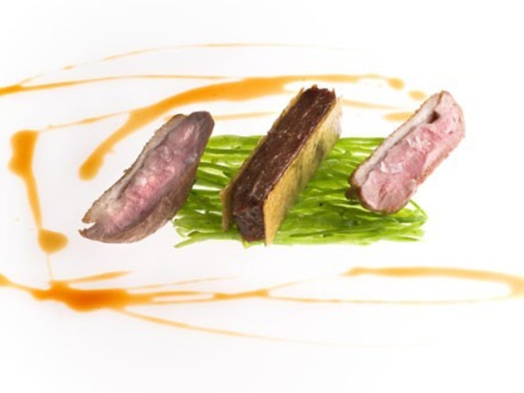 Anatra nantese con petto arrostito, coscia brasata, pelle croccante e taccole allo scalogno