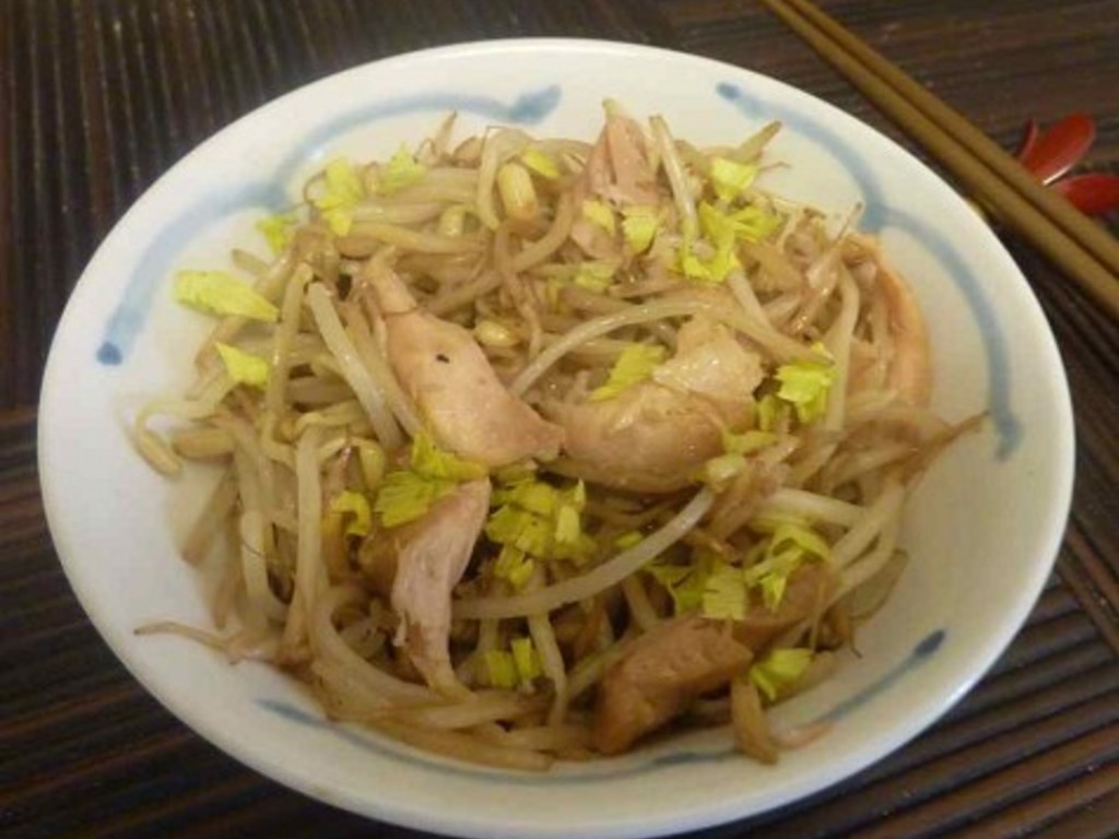 Germogli di soia saltati con pollo