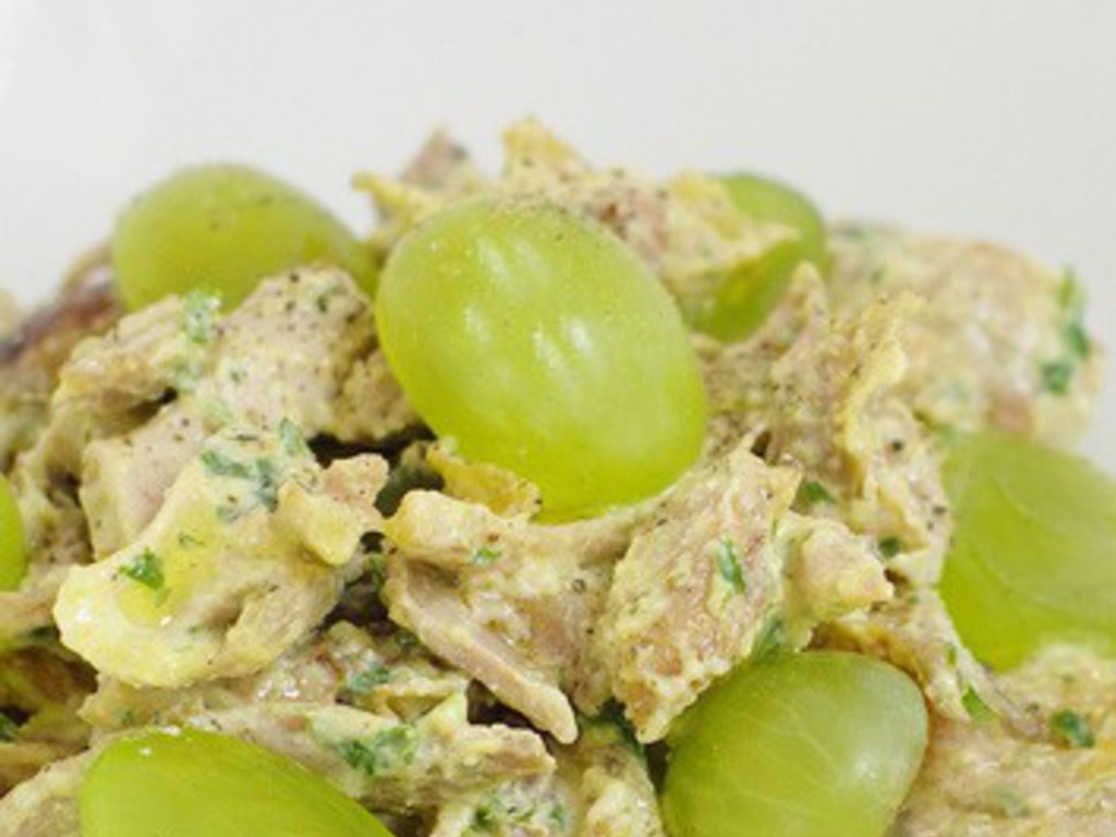 Insalata di pollo con salsa alla senape e uva bianca