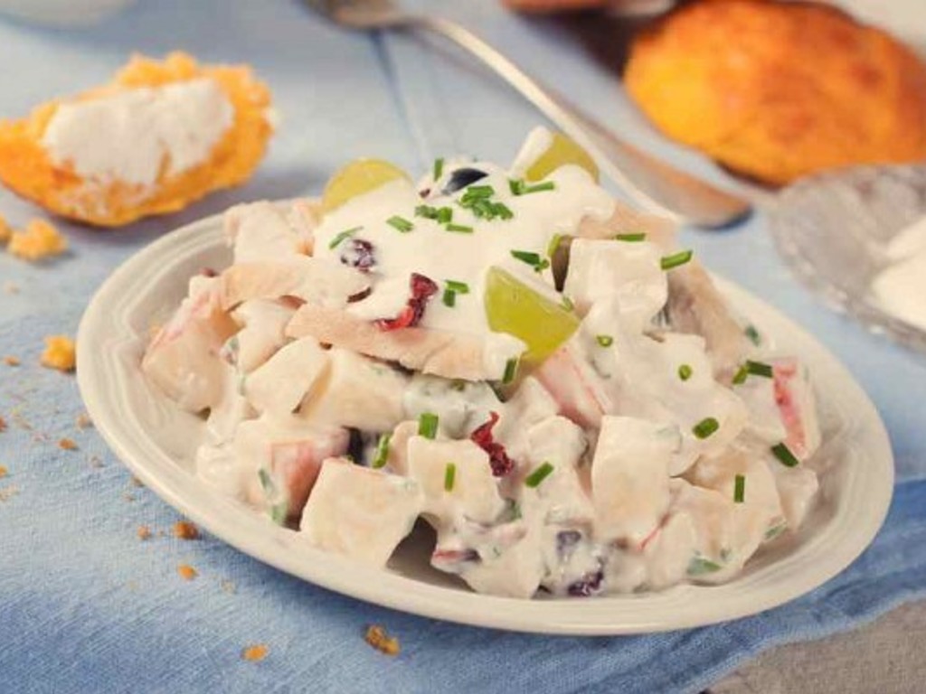 Insalata di pollo, patate, mele e uva