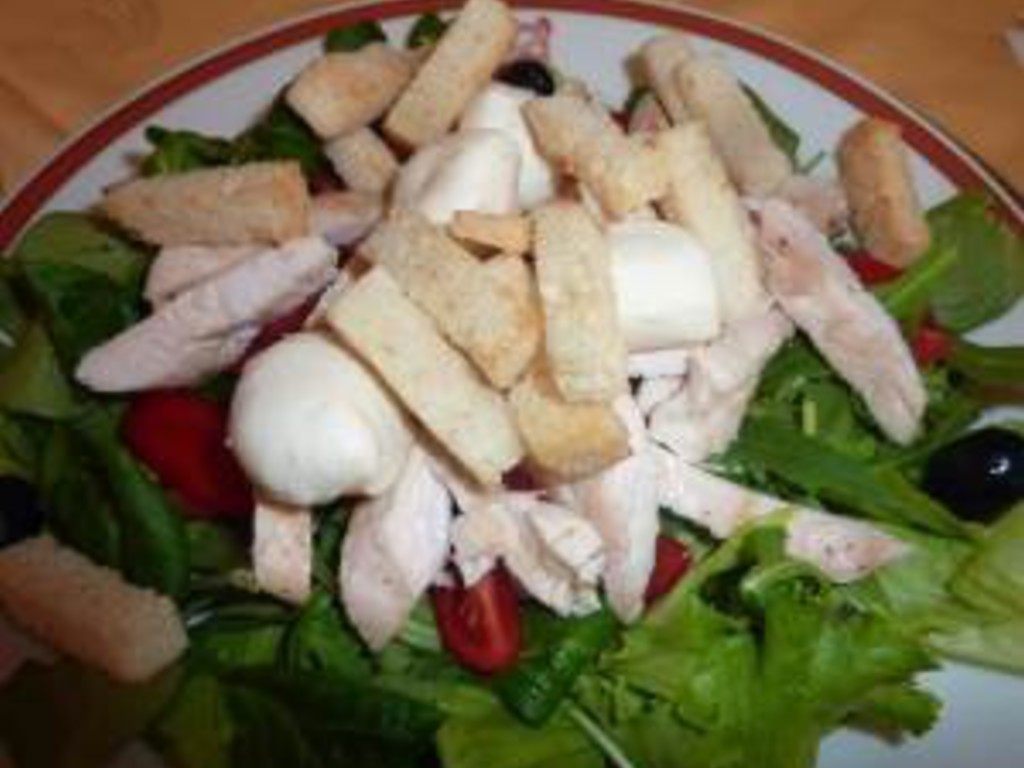 Insalatine verdi con pollo, mozzarella, pomodorini, olive e crostini di pane