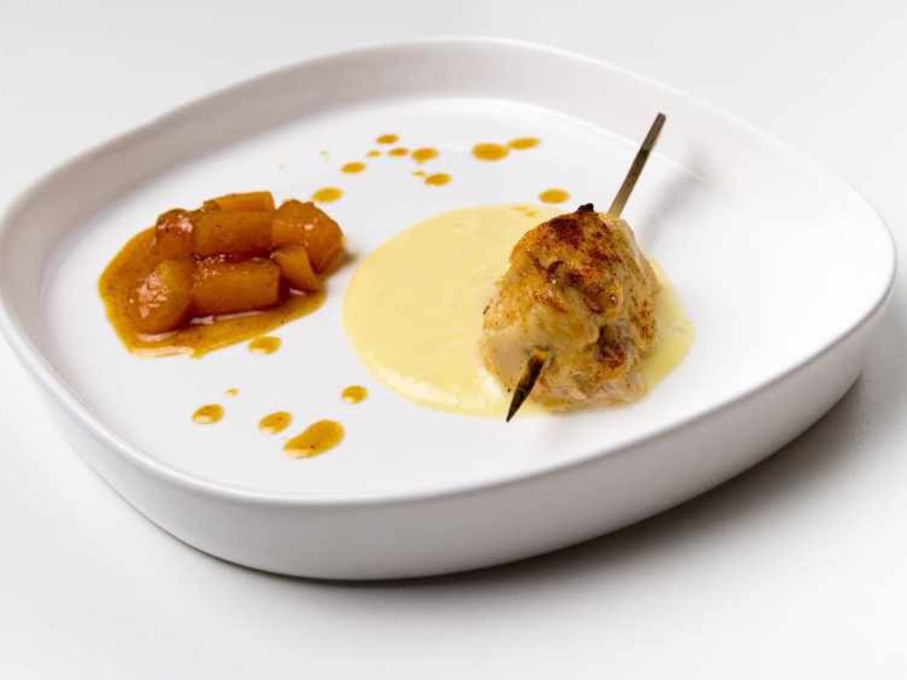 Piccolo spiedino di pollo marinato con melata di bosco e paprika dolce, con fonduta di Gorgonzola dolce e melone al caramello fumè