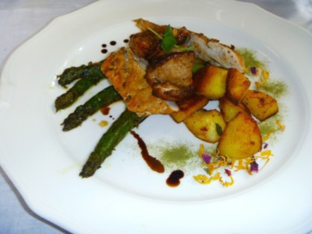 Pollo ficatum alla piastra, asparagi e patate novelle