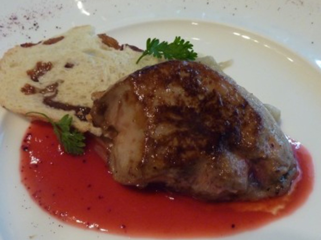 Scaloppina di foie gras d'oca in padella alla veneziana con salsa di lamponi e cipolle bianche stufate