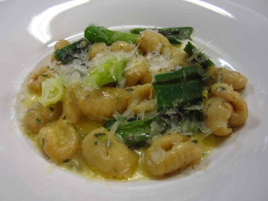 Gnocchi di ceci, cipollotto e formaggio di malga
