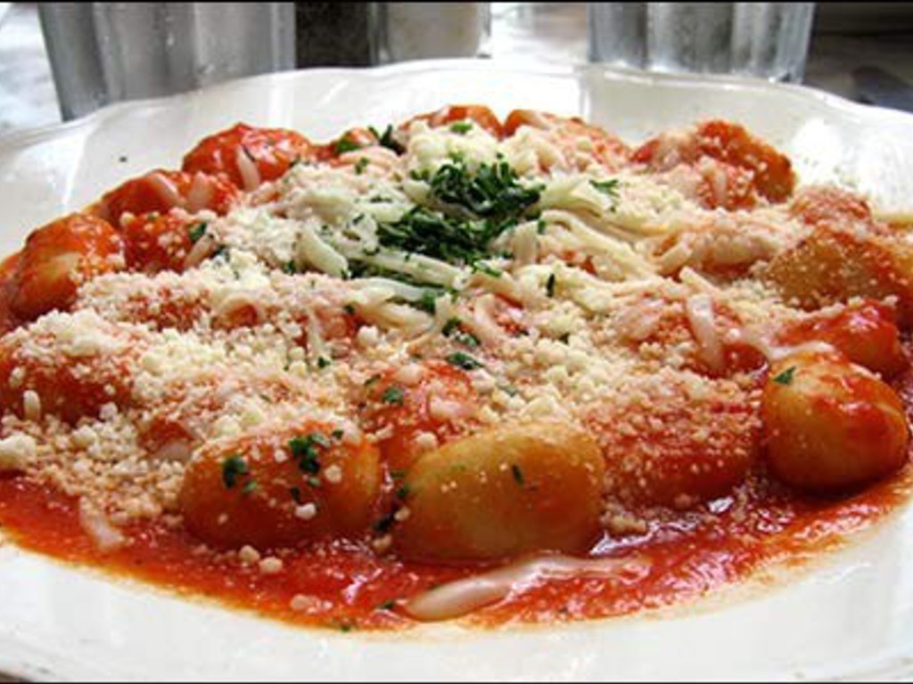 Gnocchi di patate col sugo alla romana