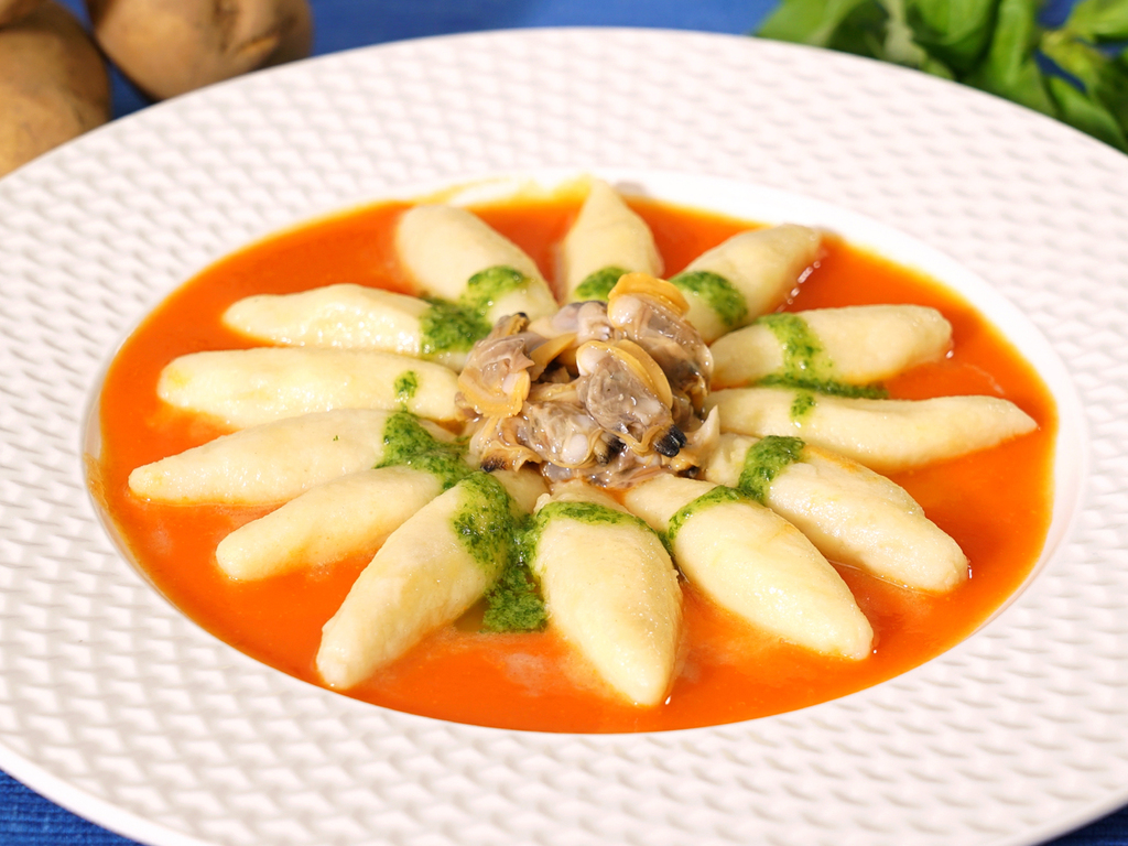 Gnocchi di patate con fondente di pomodoro e vongole veraci