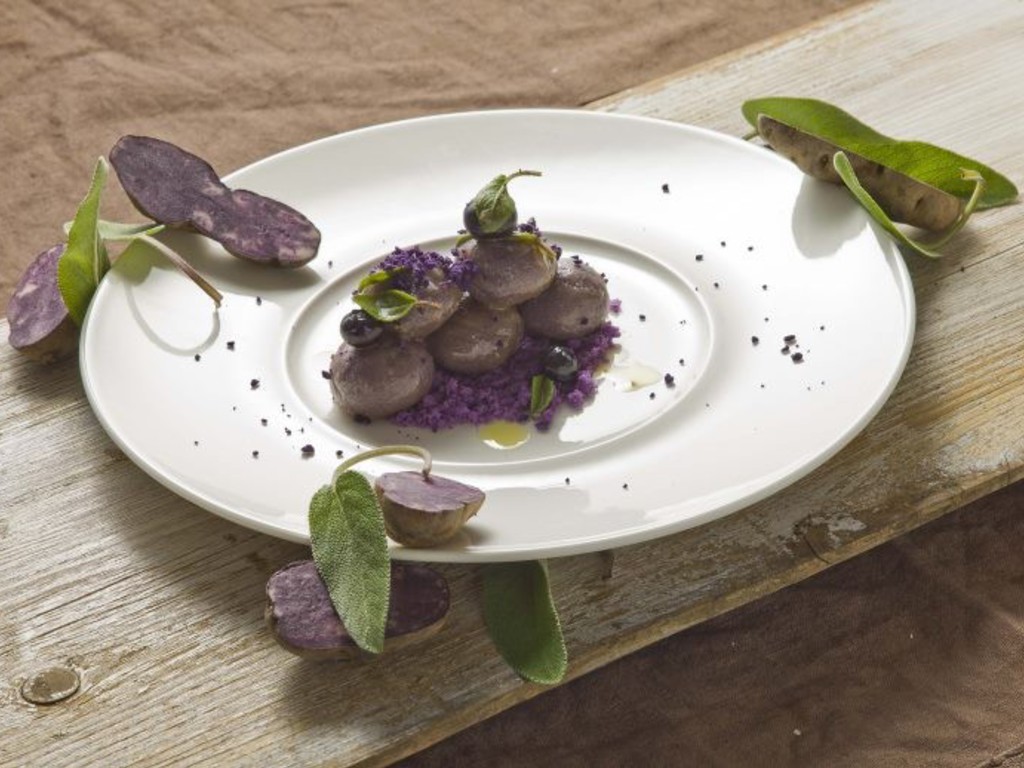 Gnocco di patate viola ripieno di stracotto di lepre con salvia e mirtilli