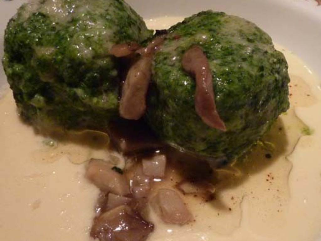 Strangolapreti con fonduta di puzzone di Moena e funghi trifolati