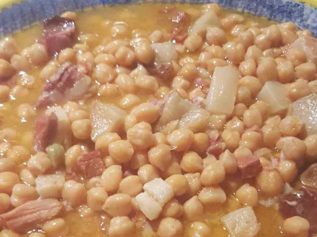 Ceci con la tempia di maiale