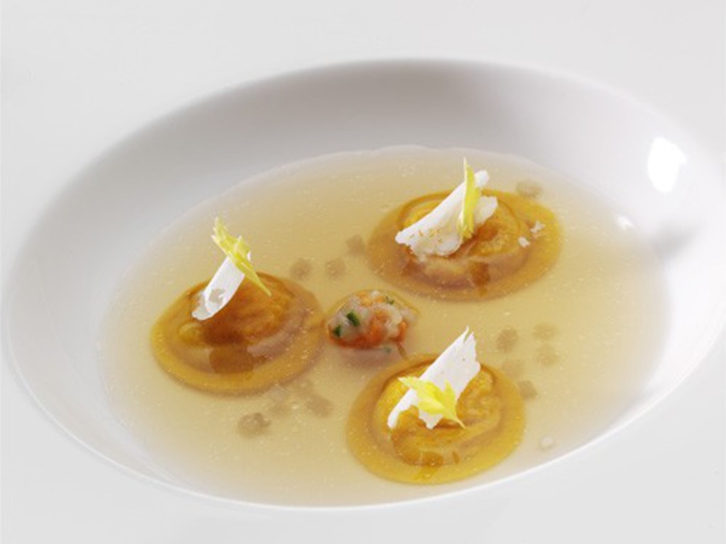 Consommé di gallina di Morozzo profumato alla verbena con bottoni di squacquerone, prosciutto affumicato e aceto balsamico.