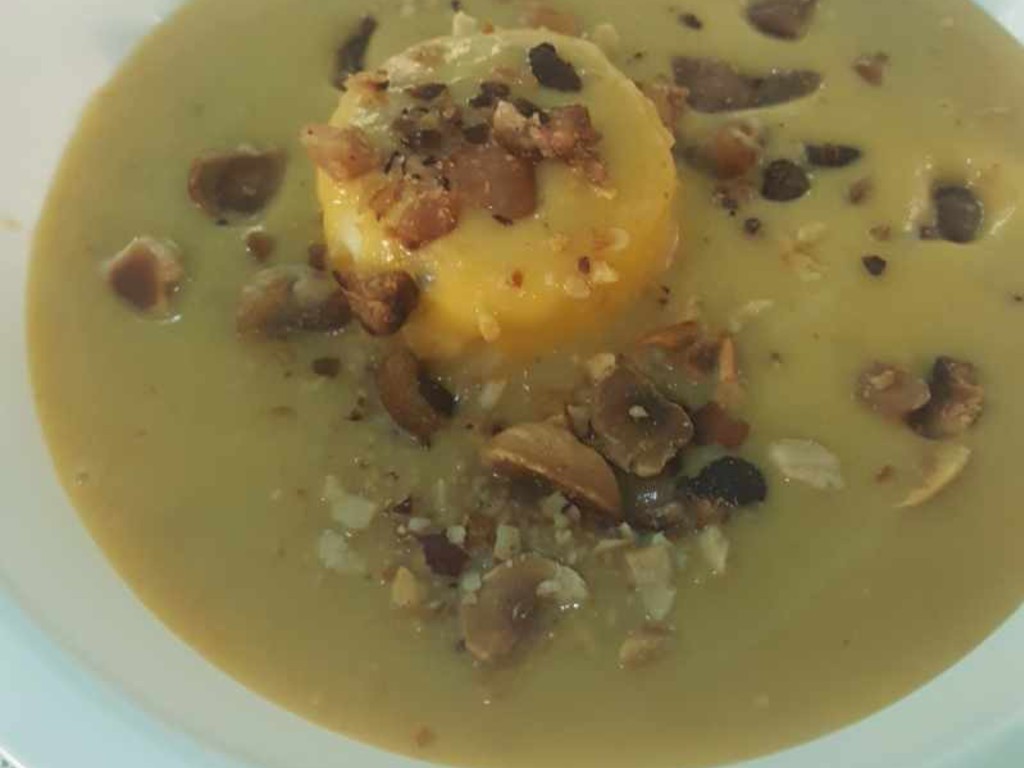 Crema di zucca con castagne e caprino