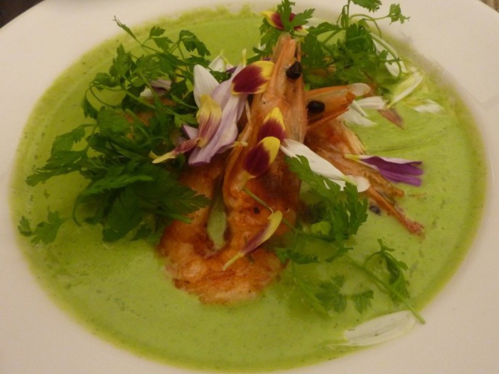 Crema di zucchine con gamberi, cerfoglio e fiori  eduli
