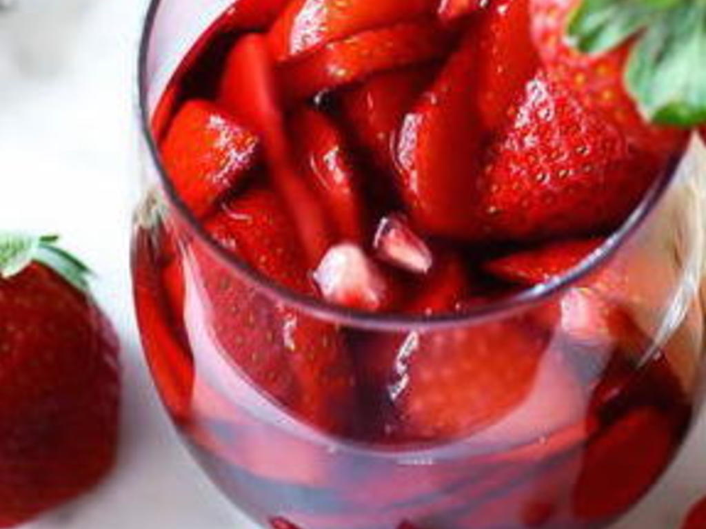 Frullato "La vie en rose" a base di fragole, melograno e uva