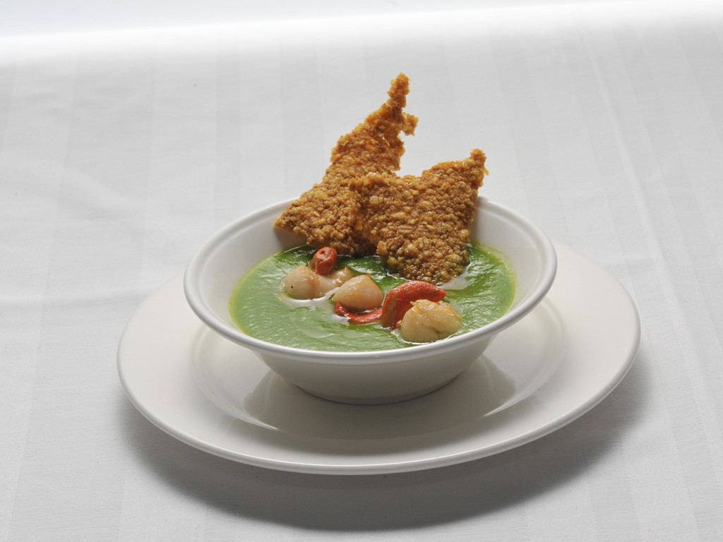 Crostone di orzo allo zafferano con crema di zucchine e capesante