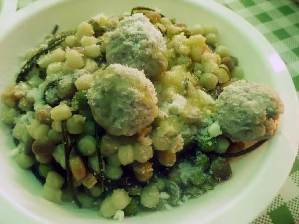 Fregola, agretti, piselli e polpette