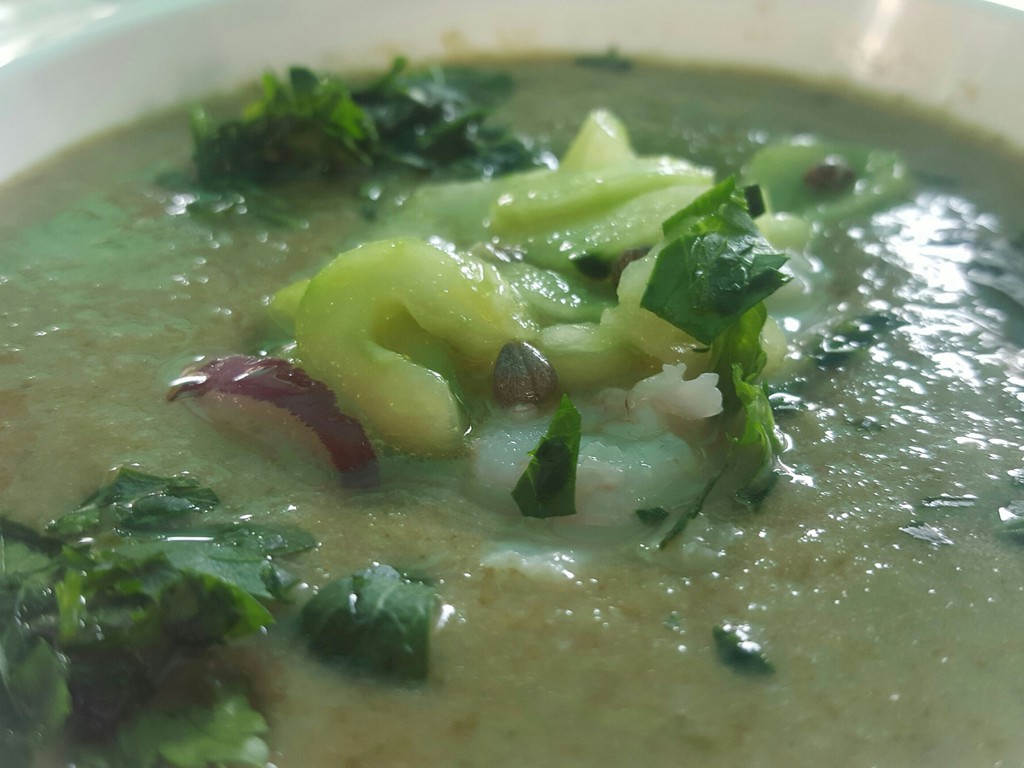 Kohlrabi, cetriolo, mela verde e gamberi