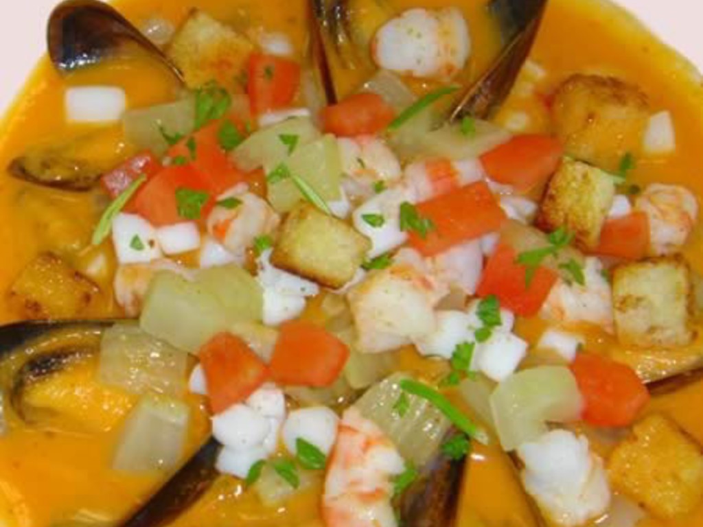 Minestrone di topinambur, calamari, gamberi e cardi in brodetto di cozze