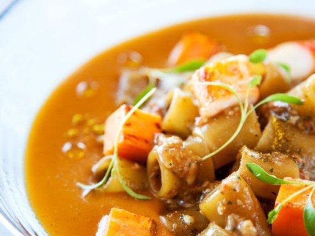 Pasta e patate, granchio reale e curry indiano