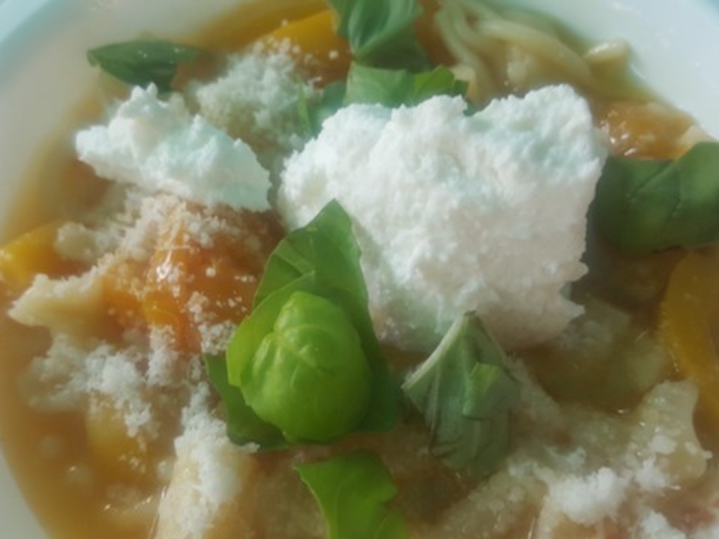 Pasta, datterino, peperone e ricotta