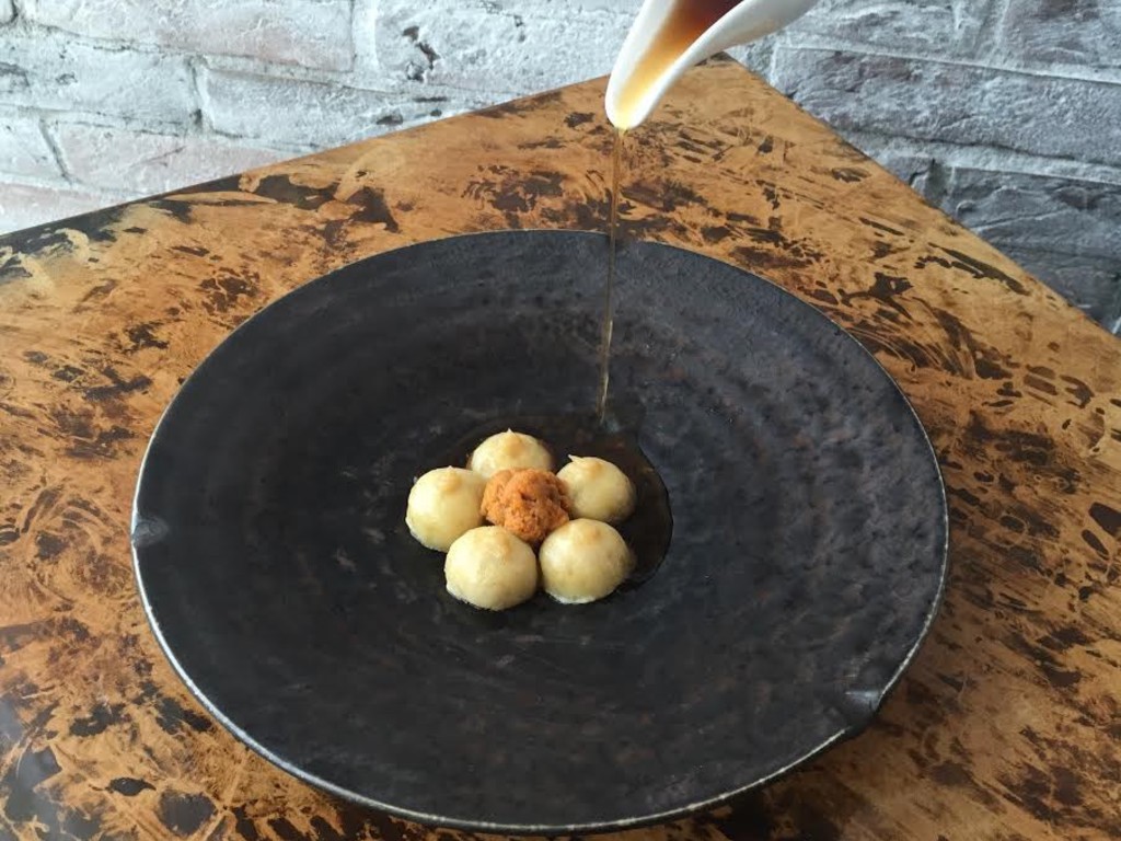 Ravioli di arachidi toscane, ricci di mare e ristretto di cappone