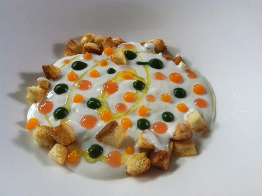 Vellutata di ricotta con pois di verdure e pan dolce croccante.