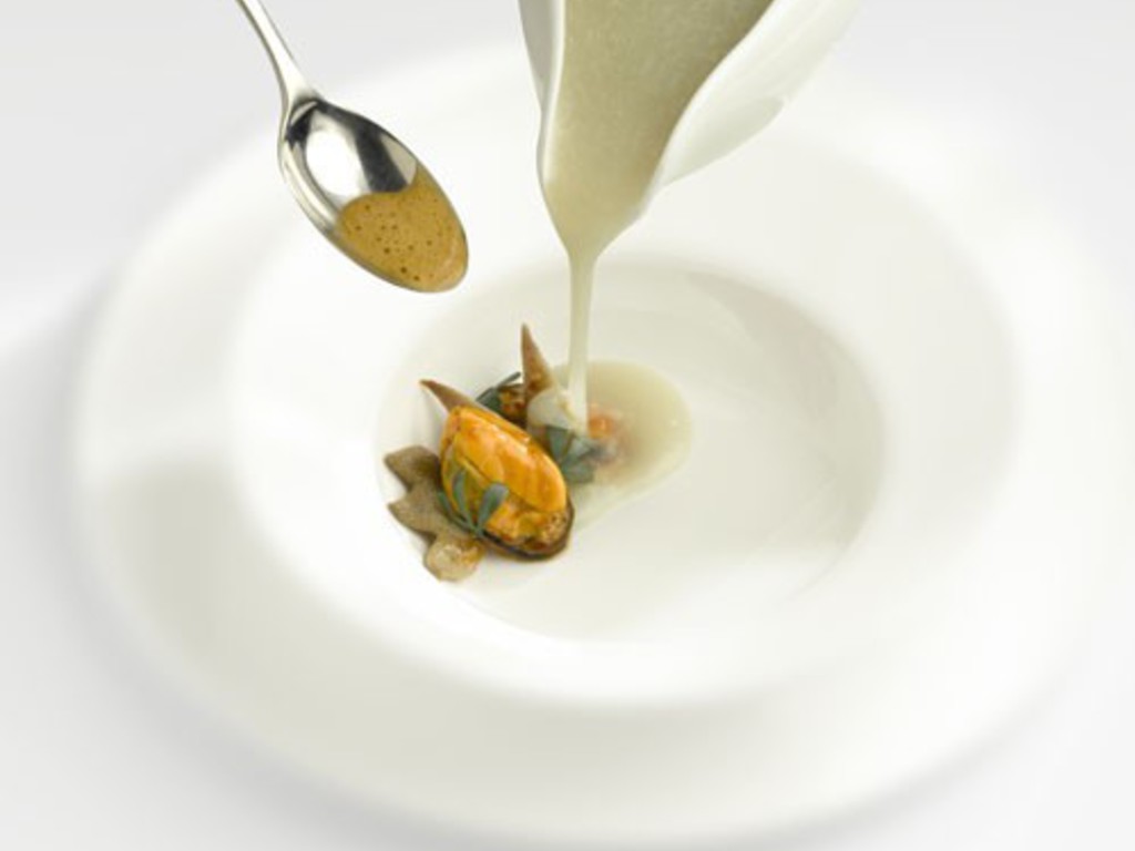 Vellutata di topinambur, creste di gallo, cozze e salsa liquirizia