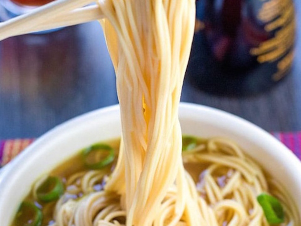 Vermicelli cinesi con pollo e verdure in brodo - Cháng shòu miàn