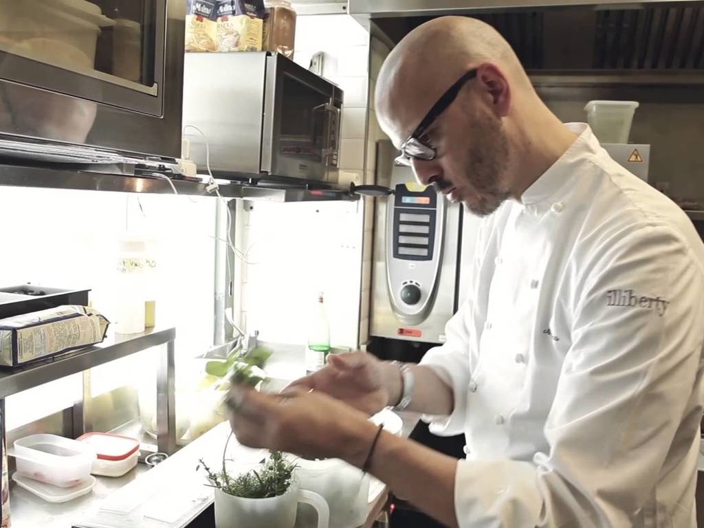 Zuppa di nervetti, porri e fagioli toscanelli  con scampi in crosta di pane profumato all' arancio