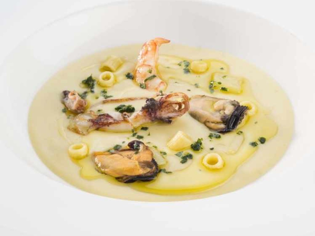 Zuppa di patate affumicata a con pesce e pasta
