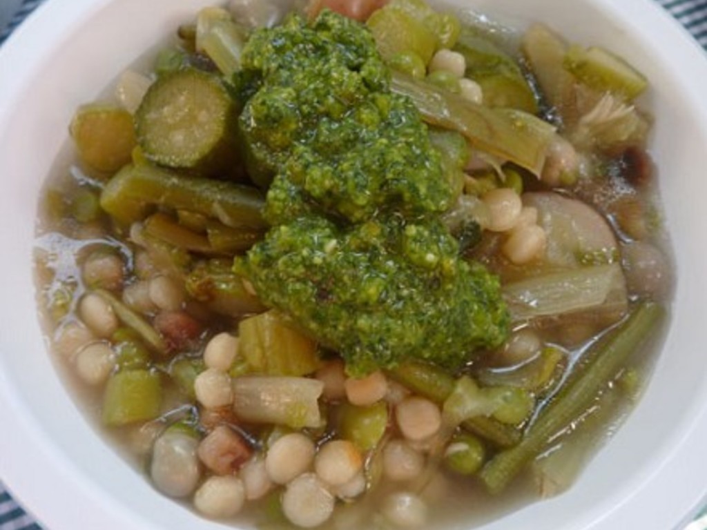 Zuppa di verdure primaverili, fregola sarda e pesto di pistacchi.