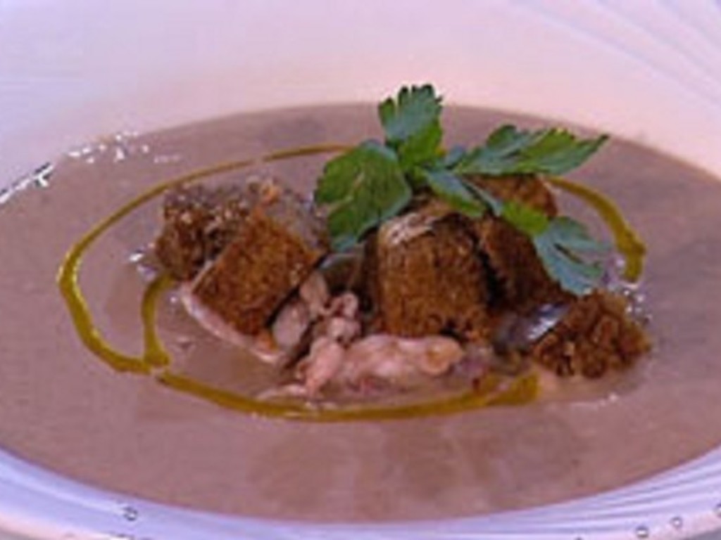 Zuppetta di fagioli borlotti con seppioline e crostini di pane nero al parmigiano e cannella