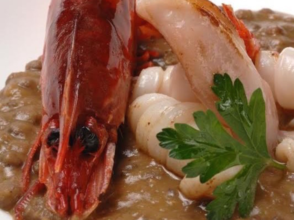 Zuppetta di lenticchie di Castelluccio con calamari e gambero rosso