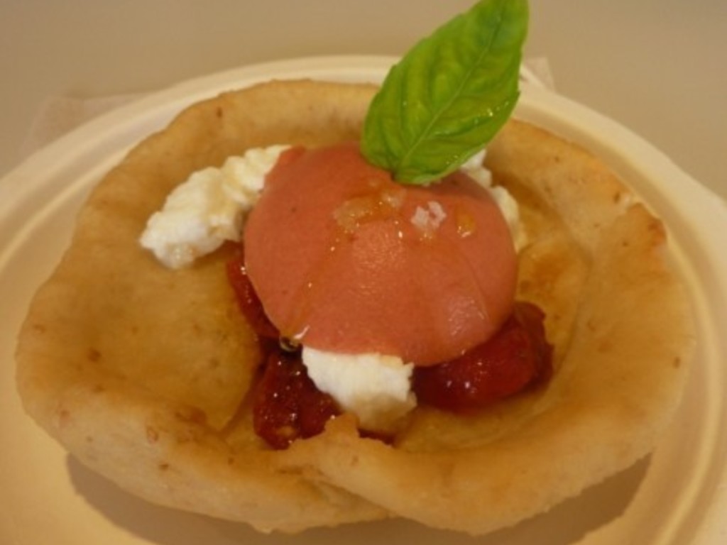Omaggio a Sofia: pizza fritta con bavarese di pomodoro, mozzarella, pomodoro confit.