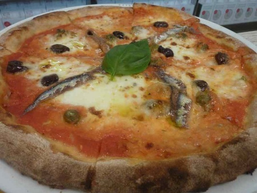 Pizza al pomodoro, acciughe, capperi e olive