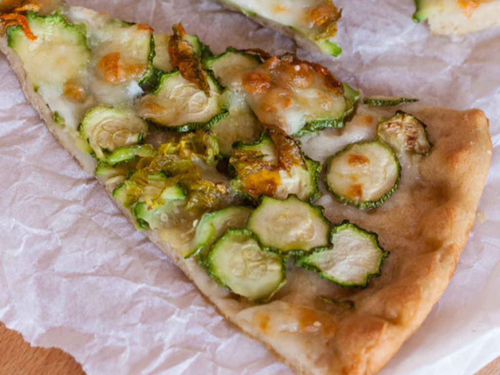 Pizza alle zucchine e mozzarella di bufala