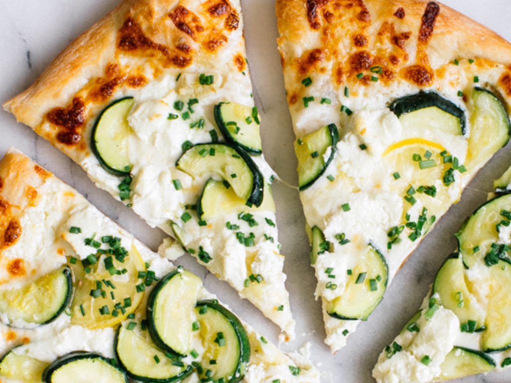 Pizza bianca di stracchino e zucchine