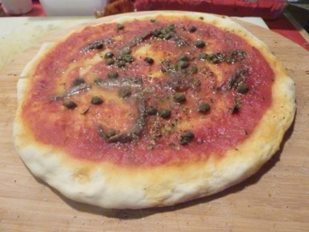 Pizza con capperi e acciughe BBQ
