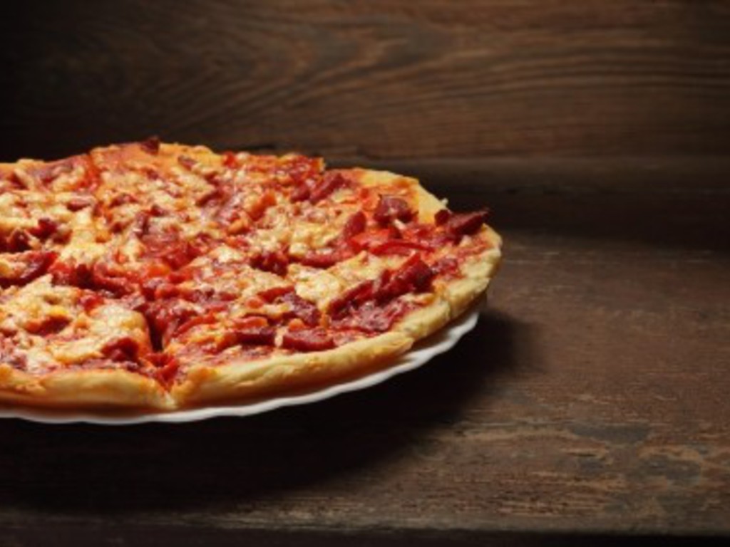 Pizza con peperoni e salsiccia
