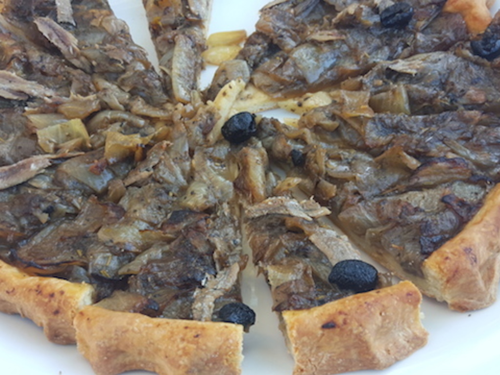 Pizza di cipolle e olive nere -Pissaladière