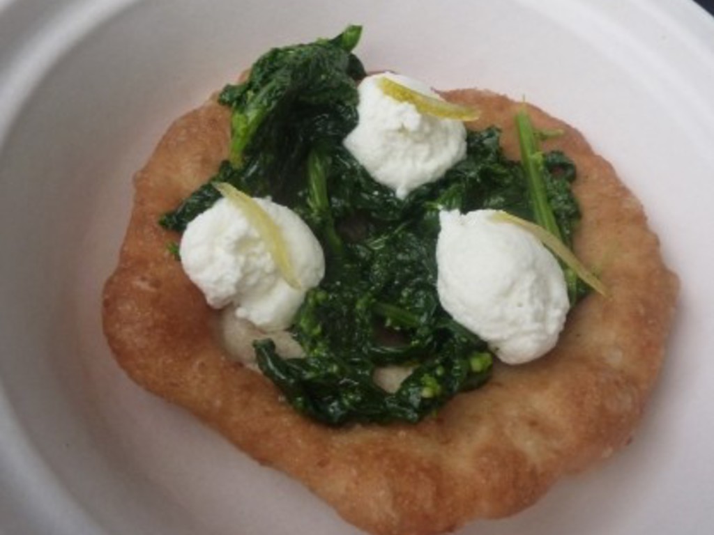 Pizzette con cime di rapa e mozzarella di bufala