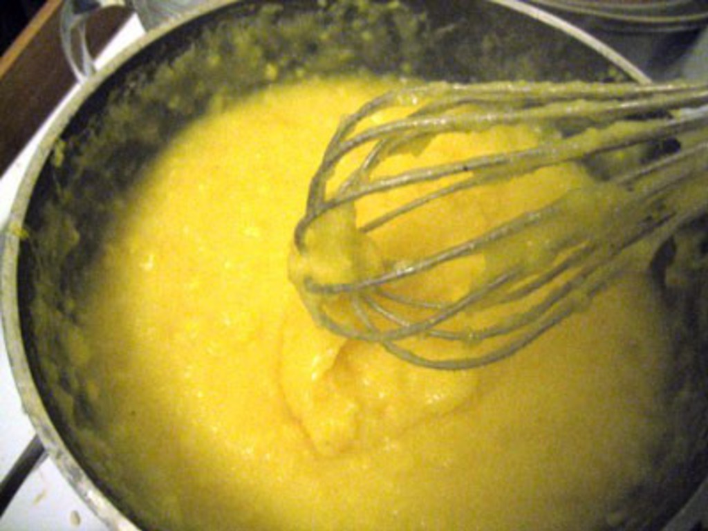 Polenta con le spuntature di maiale e salsicce