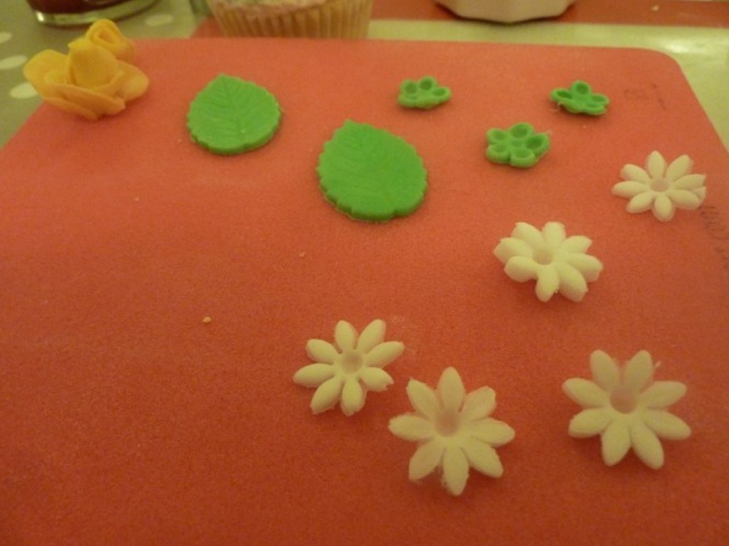Fiori e foglie di pasta da zucchero