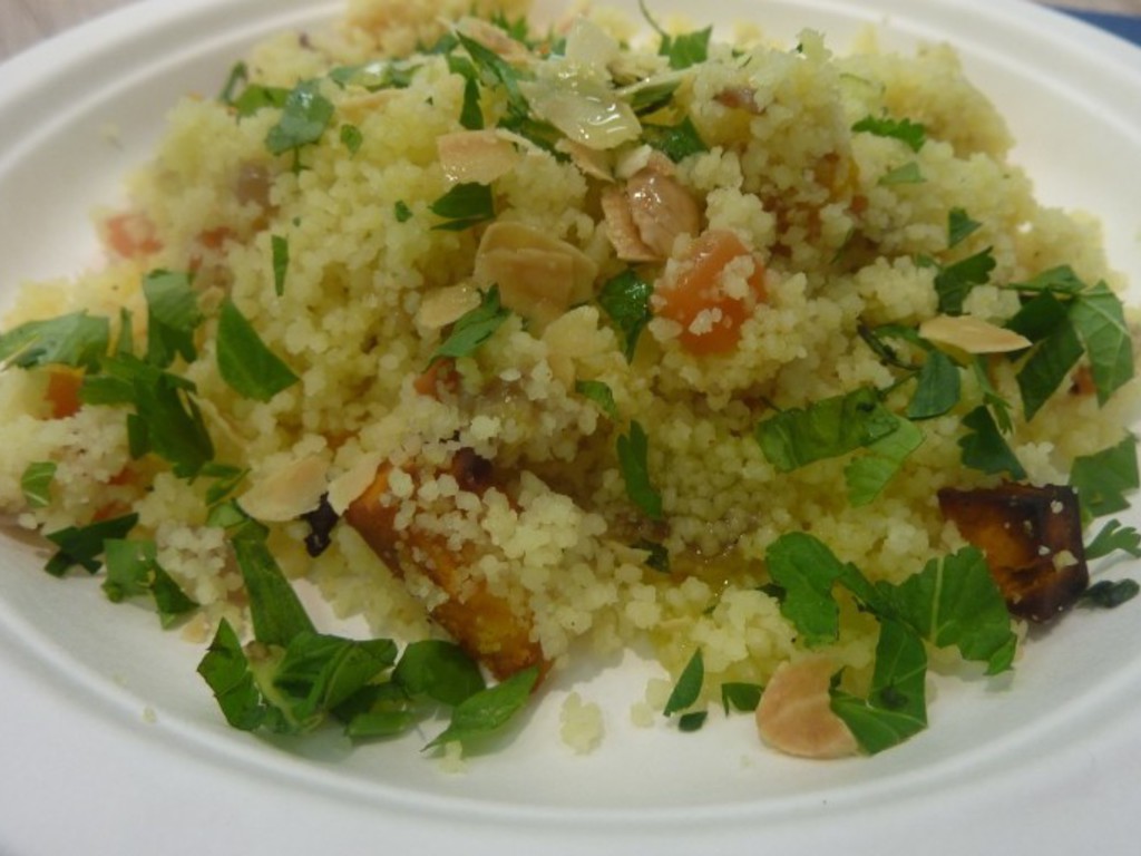 Cous cous speziato con erbe aromatiche, albicocche e zucca