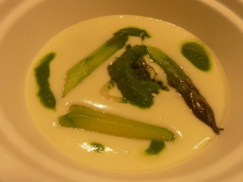 Crema di patate con tarassaco, asparagi e salsa al crescione