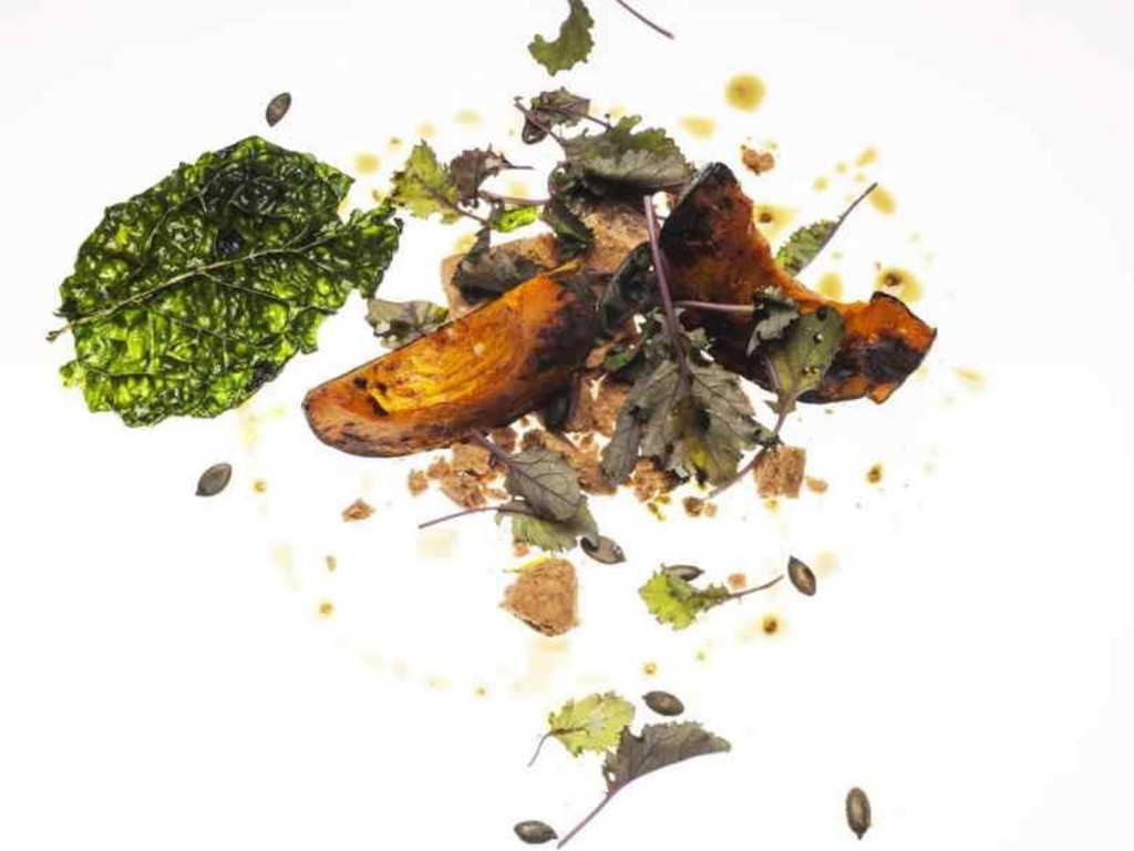 E caduta la zucca - Zucca arrostita al forno, frolla salata alle castagne, semi di zucca e cavolo nero