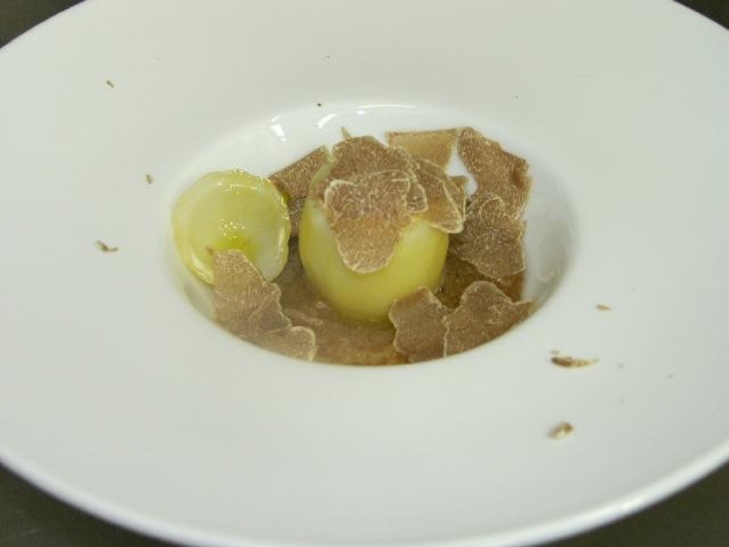 L'uovo di patata alla coque al tartufo ripieno di fonduta e tuorlo  in velluto di cipolle con porcini croccanti