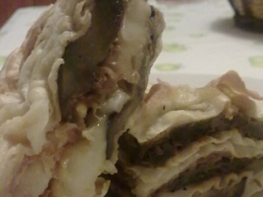 Millefoglie di carasau con prosciutto crudo, melanzane grigliate e dolce sardo